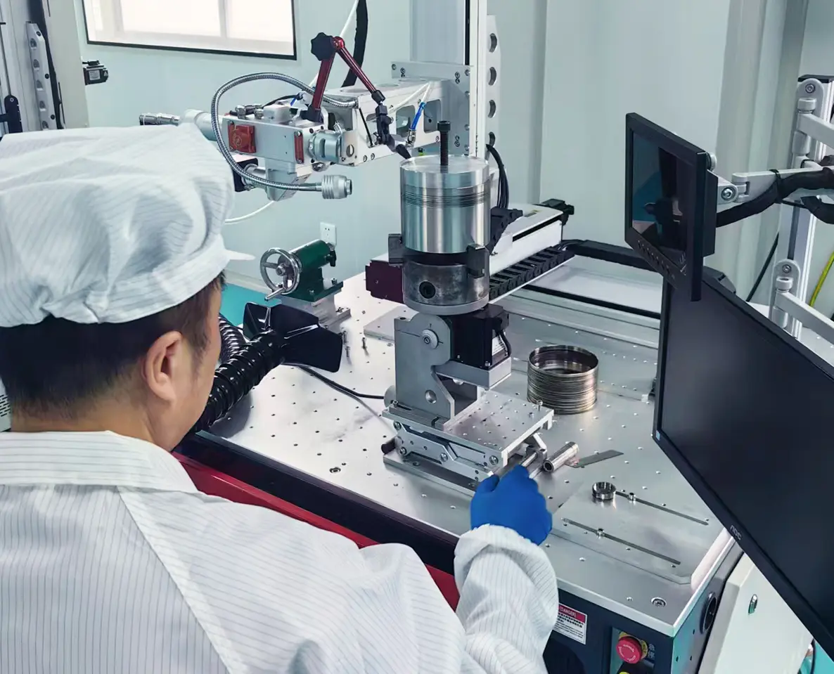 Technische Arbeit an einer Präzisionsbaugruppe
